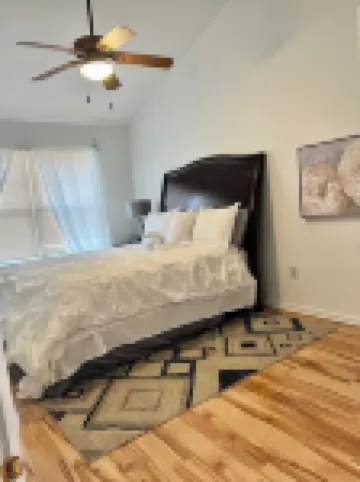 Spacious and luxurious 3 bed/1.5 bath townhome with free parking, sleeps 6 Hotels in Middletown