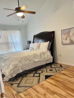 Spacious and luxurious 3 bed/1.5 bath townhome with free parking, sleeps 6