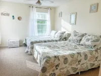 Bright & Beachy 2bd/2ba 3rd floor condo with pool. 5 min drive to the beach