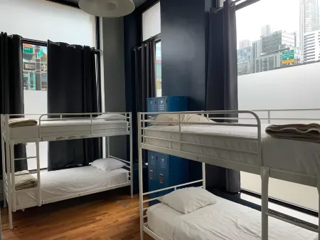 Q4 Hotel and Hostel Отели рядом с достопримечательностью «The Langham»