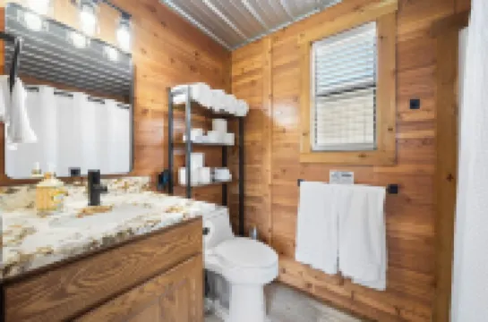 Charming cabin in delightful Brenham with Luxury Amenities