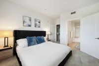 Cozy 2-bedroom apartment 7 min from Disneyland! Free parking and pool!