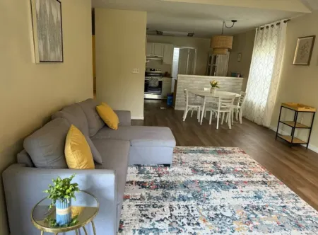 Charming 2-bedroom house in Flowood, Pet Friendly w/Fenced Backyard and Sunroom