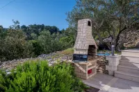 Uniquely designed Villa Ivana Solta Island with Jacuzzi and sea view Hôtels à proximité de : Église et monastère bénédictin