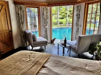 Pet friendly Luxury Accommodation with private Pool and Jetty