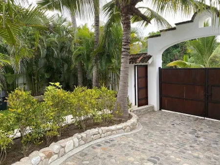 Casa Serena - Stunning Beachfront Villa Near Four Seasons Отели рядом с достопримечательностью «Playa punta mita»