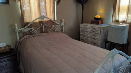 Escape to a Cute Cottage type 2/1 "BIG" Tiny Home in the heart of Canyon Lake. Отели рядом с достопримечательностью «Cranes Mill Marina»