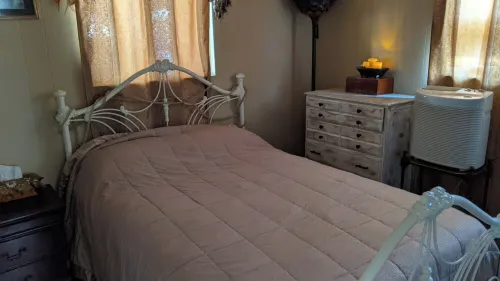 Escape to a Cute Cottage type 2/1 "BIG" Tiny Home in the heart of Canyon Lake.