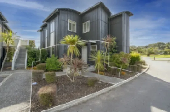 Great Matarangi Location Lakeside Gem overlooking the golf course! Hotels in 