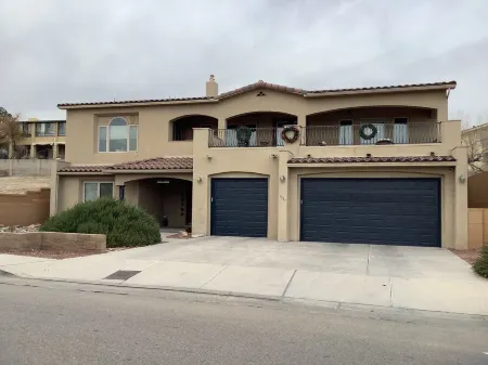 You are invited to enjoy the Land of Enchantment and a stay at Casa Sapien! Отели рядом с достопримечательностью «Альбукерке Ботаникал Гарден»