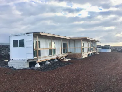 Cargo Container HomeOnTheLava~ Ocean & Volcano View Sleeps 4 ~ Julie’s Sunrise Hotels near Mauna Loa Lookout