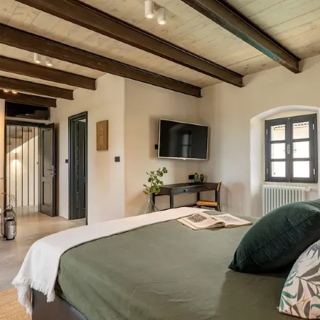 Villa Elena - Four Bedroom Villa with Pool Отели в г. Голаш