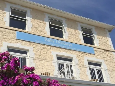 Great location, close to Ventnor beach and town. Perfect for families.