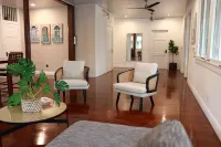 Tropical House with Historic Charm, WiFi, Private Bathrooms and Workspaces