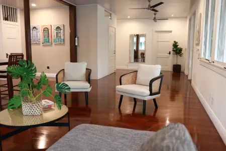 Tropical House with Historic Charm, WiFi, Private Bathrooms and Workspaces Отели рядом с достопримечательностью «Punta Culebra Nature Center»