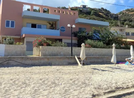 Dream apartment in a top location directly on the beach, with beautiful sea views