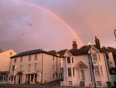 Vine Cottage - Sandgate Отели рядом со станцией Folkestone Central Railway Station