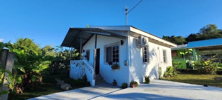 Cozy 2-bedroom bungalow in the outskirts of San Ignacio with WiFi, AC Hotel di San Ignacio