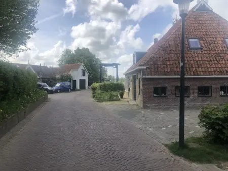 NEW:Cozy Apartment on the Water in Jorwert, just a stone's throw from Leeuwarden