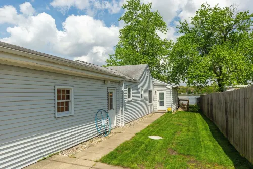 Vacation at Garver Lake ~ Private Beach For Your Enjoyment!