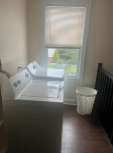 Quiet neighborhood and Walking destination to Downtown Salem