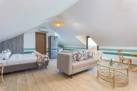 Glow Studios & Apartments in Batroun Отели в г. Enfeh