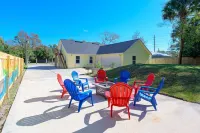 Close to Historic Downtown - 3bd/2bth w Firepit & Grill Hotels near Walmart Supercenter