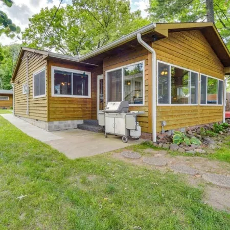 Escape to Our Cozy Lakeside Cabin-Great Sunset Views-1 Hour from Cities