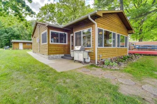 Escape to Our Cozy Lakeside Cabin-Great Sunset Views-1 Hour from Cities