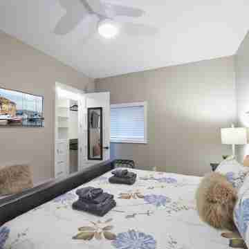 SRS  Sunrise Suite ~ Private 2 King Apartment with Parking Rooms