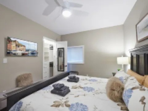 SRS  Sunrise Suite ~ Private 2 King Apartment with Parking โรงแรมในคิตเชเนอร์