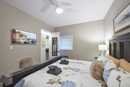 SRS  Sunrise Suite ~ Private 2 King Apartment with Parking