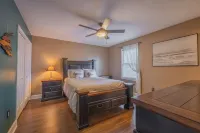 Heart of Athens! Beautiful Townhouse, 15 Minute Walk to Stadium, Downtown.