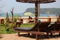 Mariposa Beach Grove