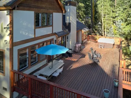 Large Home/Tahoe City/next To Nordic Trails, Lake And Resorts Отели в г. Доллар Пойнт