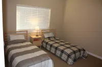 Oyhut Bay  *Spacious 2BR/2BA+ Den Free WiFi Big Kitchen Gas Fireplace