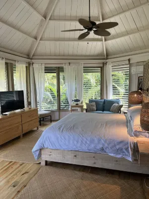 Tranquil One Acre Estate On The Beach w private pool  Sunsets!!! Hotels near Roatan Relay Tours