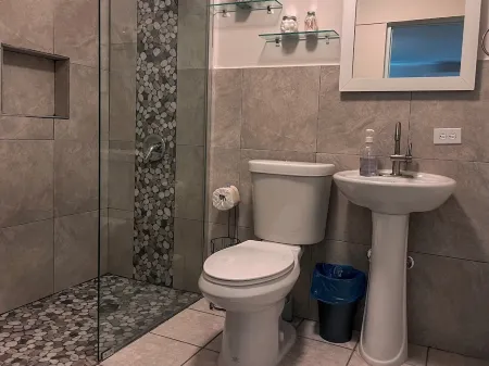 Remodeled Apartment-electric generator-8 min to beach Отели в г. Агуада