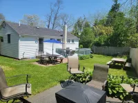 Cozy Cottage- Bright, 2 Bedroom- Great Location