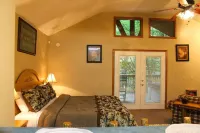 Intimate Cozy Cabin Escape RH Hotel dekat Blowing Cave Mill
