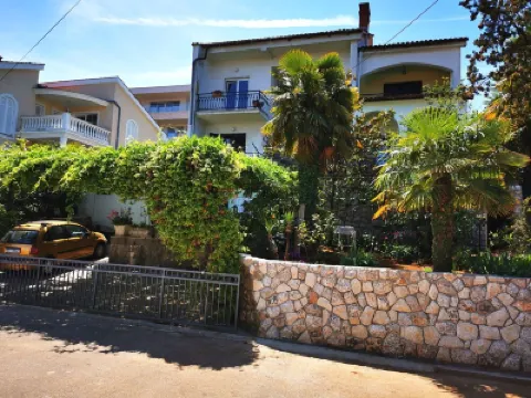 Apartment NJIVICE with Wi-Fi, sea view, air conditioning, 200m from the sea Hotels in 