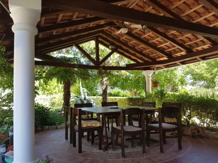 holiday apartment, near the beach, air condition, animals welcome Отели в г. Opcina Liznjan