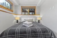 Tamarack Steamside Deluxe Chalet - Private Hot Tub