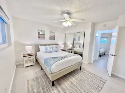 Beach-1 block, Walk 2 Pier, & restaurants!