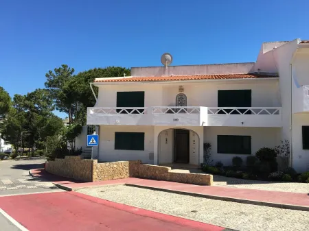 Spacious South Facing Apartment - Private Pool Terrace WiFi AirCon Отели в г. Almancil