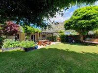 Spacious Sunny 4 Bedroom Home located just 5 min drive from Queenstown's centre Hotels in Arthurs Point