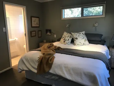 A modern house close to town and the beach and backs on to a tree lined park Hotels in 