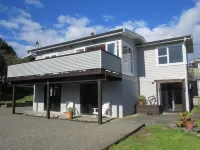 Sun trap by the beach! Hotels near New Zealand Native Oils