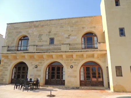 Beautifully Restored Farmhouse With Private Pool