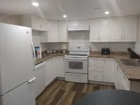 1Bed  1Bath Apartment  Quiet, close to park, beach,  biking and walking trails 안프리어 호텔